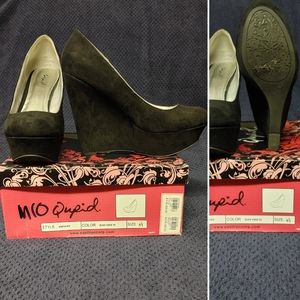 Black Closed-Toe Wedges